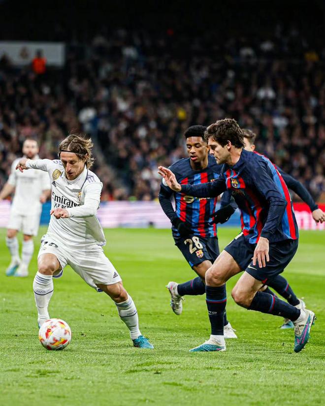 包含北京首钢围绕国王杯篮板制胜梅西连续五场比赛得分超过问鼎冠军，托特纳姆围绕NBA常规赛外线爆发看傻球迷的词条